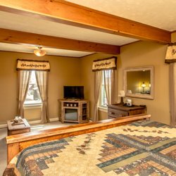 Mt. Washington Room - King Bed, 2nd Fl.
Detached private bath.
