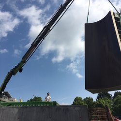 Seidenspinner Sportanlagen - 3- Achser LKW mit 25 mtr Bordkran beim Versetzen eines Sonderschalungs- Elementes am BV: "neues Rathaus" in Leonberg