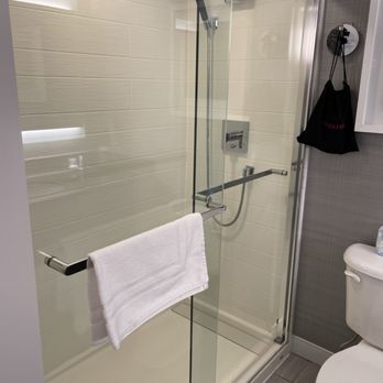 Richmond Marriott - Shower, Room 718 - Hotels Near Me - Richmond, Virginia Richmond Marriott - Shower, Room 718 - Hotels Near Me - Richmond, Virginia