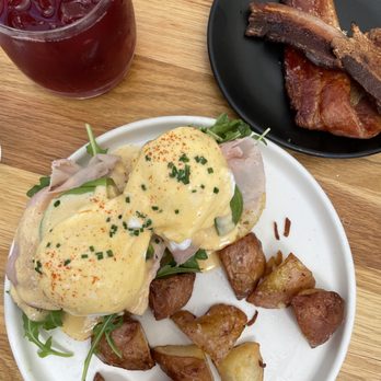 Cornell Farm Cafe - Eggs Benedict with a side of crispy bacon - Cafes Near Me - Portland, Oregon Cornell Farm Cafe - Eggs Benedict with a side of crispy bacon - Cafes Near Me - Portland, Oregon