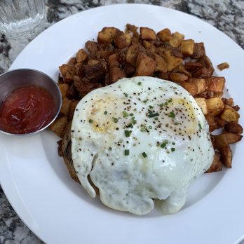 Earls Kitchen + Bar - Steak & eggs - Cocktail Bars Near Me - Plano, Texas