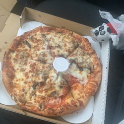 Amante Pizza & Pasta - Pepperoni and mushroom pizza. Pepperoni not so plentiful
