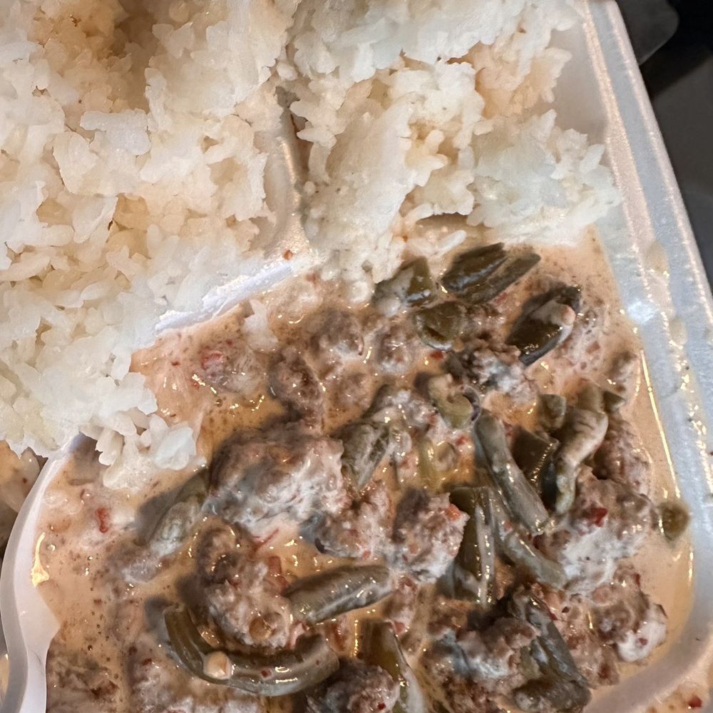 Hungry Kepuha - Beef and string beans in coconut milk - Food Trucks Near Me Hungry Kepuha - Beef and string beans in coconut milk - Food Trucks Near Me