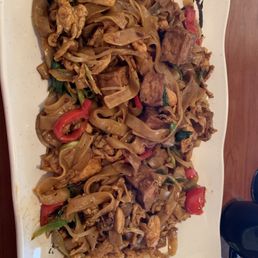 Tofu and chicken drunken noodle