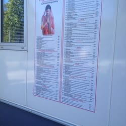 Taj Mahal - Avhämtningsmenyn på stor skylt utomhus. Nytänkande.