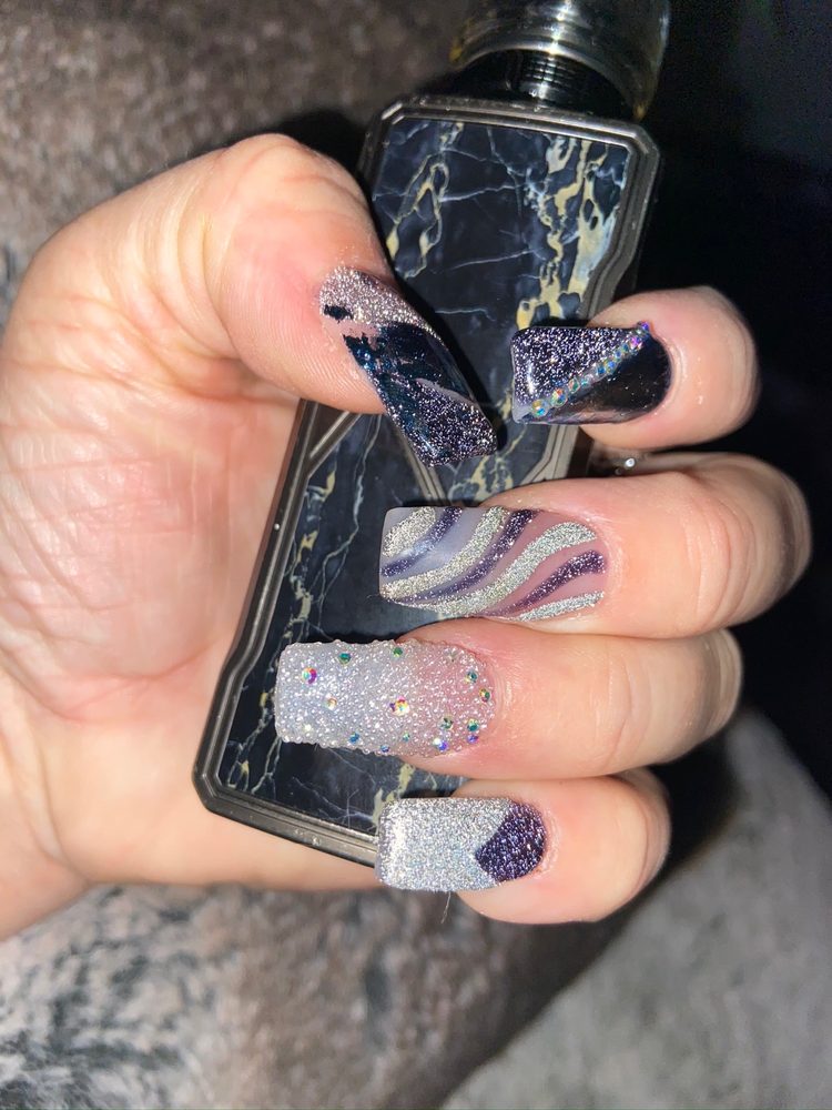 Cali Nails Logo