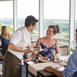 Wildpark Hotel - Service im 360° Drehrestaurant