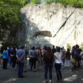 Gletschergarten Löwendenkmal - Tour group in front of the monument - Museums Near Me - Lucerne, LU