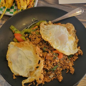 Saraya Thai Cuisine - Best Basil chicken I have EVER HAD - Thai Near Me - Burbank, California