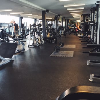 Fitness World - Frivægtsområde ovenpå. Her er også en cykelsal - Gyms Near Me - Dyssegård, 84