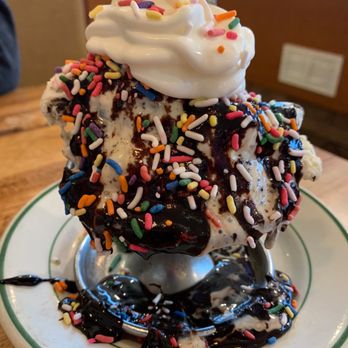 Walt Itgen's Ice Cream Parlour - Ice cream sundae - Ice Cream & Frozen Yogurt Near Me - Valley Stream, New York
