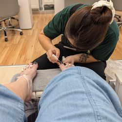 Middletown Le Nails & Spa - Elly doing a small flower decoration on my toe