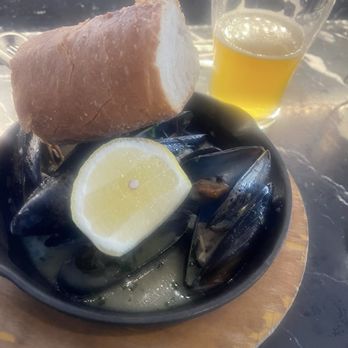 Loch Bar - Philly - Happy Hour mussels - Seafood Near Me - Philadelphia, Pennsylvania