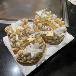 Cake in natural and gold Cake in natural and gold