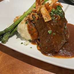 Braised short rib with mashed potatoes and asparagus