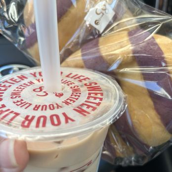 85°C Bakery Cafe-Fairfield - Milk tea and bread with Ube filling - Bakeries Near Me - Fairfield, California 85°C Bakery Cafe-Fairfield - Milk tea and bread with Ube filling - Bakeries Near Me - Fairfield, California