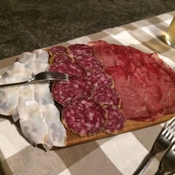 La Pecora Nera - Tabla de embutidos: lardo, salami y bresaola.