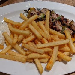 Asteri Kouzina - Schweinespieße mit Pommes und Tsatsiki