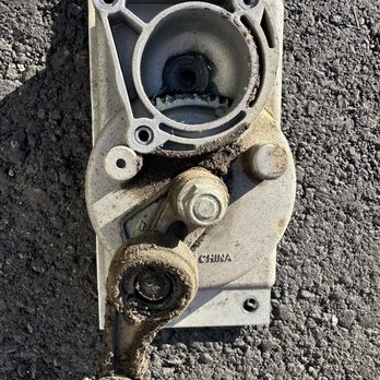 Jacks Mobile RV Services - Gear Box that the teeth broke. Don't let your step hit the curb ! It will eventually grind down the teeth like mine. Jack to the rescue ! - Trailer Repair Near Me