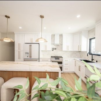 Thynk Remodeling - a kitchen with a large island - General Contractors Near Me - Los Angeles, California Thynk Remodeling - a kitchen with a large island - General Contractors Near Me - Los Angeles, California