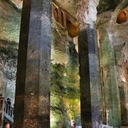 Eglise souterraine Saint-Jean - Two remaining columns: