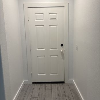 Mynor Pro Painting Services - Before (Inside Entry) - Painters Near Me - Northridge, California