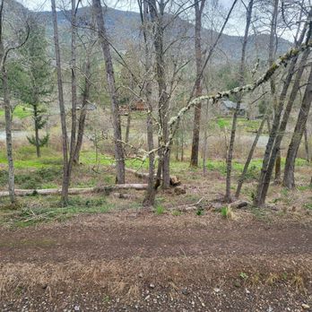 Weasku Inn Historic Resort - River just right there - Hotels Near Me - Grants Pass, Oregon