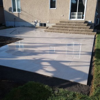 GPS Paysagiste - Patio en tuile de porcelaine et balcon en bloc - Landscaping Near Me - Trois-Rivières, Quebec GPS Paysagiste - Patio en tuile de porcelaine et balcon en bloc - Landscaping Near Me - Trois-Rivières, Quebec