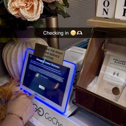 Aura Nails - Check in area.