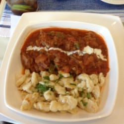 Mignon Charika - Goulash de vitelo com nhoque húngaro