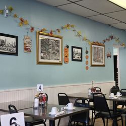 Michael's Pancake House Riverside - Tables