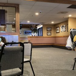 Gusick's Restaurant - Large waiting area