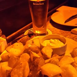 Ana Bolena - Papas con salsa alioli y media pibta de Heini tirada.