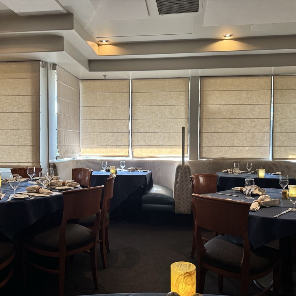 Pamplemousse Grille - Inside dining - New American Near Me - Solana Beach, California Pamplemousse Grille - Inside dining - New American Near Me - Solana Beach, California