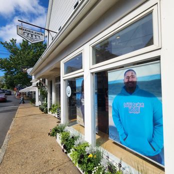 Marthas Vineyard Streetwear - Exterior - Women's Clothing Near Me - Vineyard Haven, Massachusetts Marthas Vineyard Streetwear - Exterior - Women's Clothing Near Me - Vineyard Haven, Massachusetts