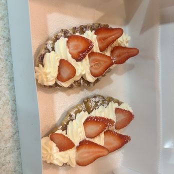 Maison De Croissant - Strawberry Croffle - Bakeries Near Me - Irvine, California