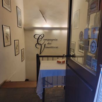 Compagnia dei Vinattieri - Photo of the opening from the street and the menu for that evening. - Tuscan Near Me - Siena, SI