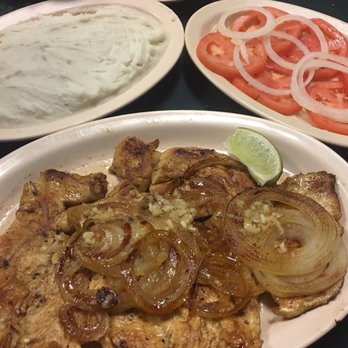 La Vina Aragon - Bistec de pollo, puré de malanga y ensalada.  Delicioso - Latin American Near Me - Hialeah, Florida