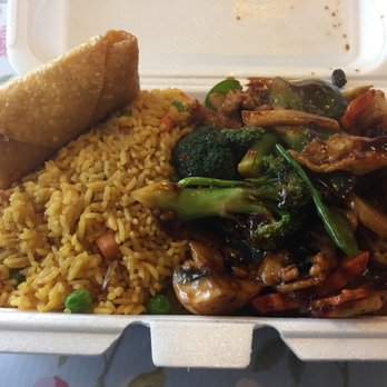 Great Wall - Hunan Chicken Lunch Special with an Egg Roll $5.50 - Chinese Near Me - Louisville, Kentucky Great Wall - Hunan Chicken Lunch Special with an Egg Roll $5.50 - Chinese Near Me - Louisville, Kentucky