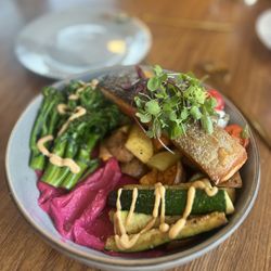 Birdy's Finer Diner - Veggie plate add salmon - great
