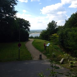 Bismarckstein - Zugang von der Straße