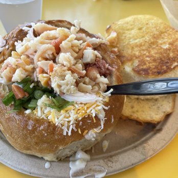 Splash Cafe - Bread Bowl of Clam Chowder - American Near Me - Pismo Beach, California Splash Cafe - Bread Bowl of Clam Chowder - American Near Me - Pismo Beach, California