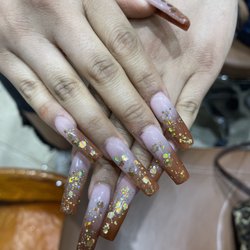 Hollywood Nails - Loan
