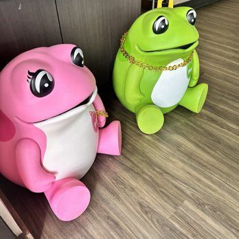 DB Grill - Cute frogs at the entrance - New American Near Me - Kapolei, Hawaii