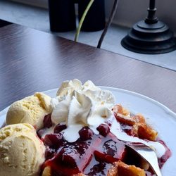 Falm-Café - Waffel mit heißen Kirschen