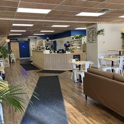 Belle’s Coffeehouse - Entry way to counter