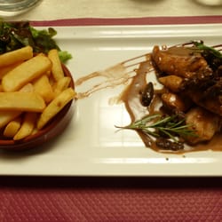 Le Chanzy - Aiguillettes de poulet aux morilles avec frites maison et  salade d'accompagnement. Un délice !