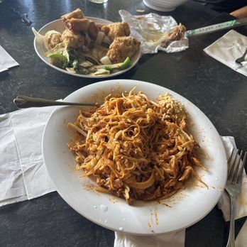 Noodle - Chicken wings appetizer & Pad Thai - Noodles Near Me - Lahaina, Hawaii Noodle - Chicken wings appetizer & Pad Thai - Noodles Near Me - Lahaina, Hawaii