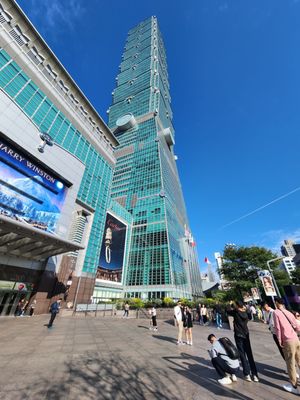 Taipei 101 by null