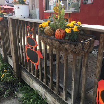 Triple Crown BBQ - Love the decor! - Barbeque Near Me - Luray, Virginia